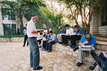 Rav Menachem teaching outside